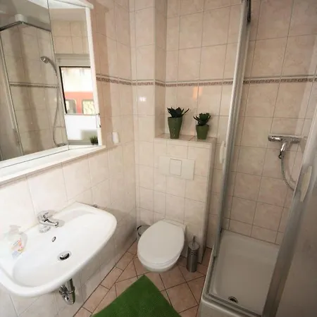 펜션 H1 - Traumhaftes Ferienhaus Mit Seeblick & Schoener Terrasse In Roebel/mueritz